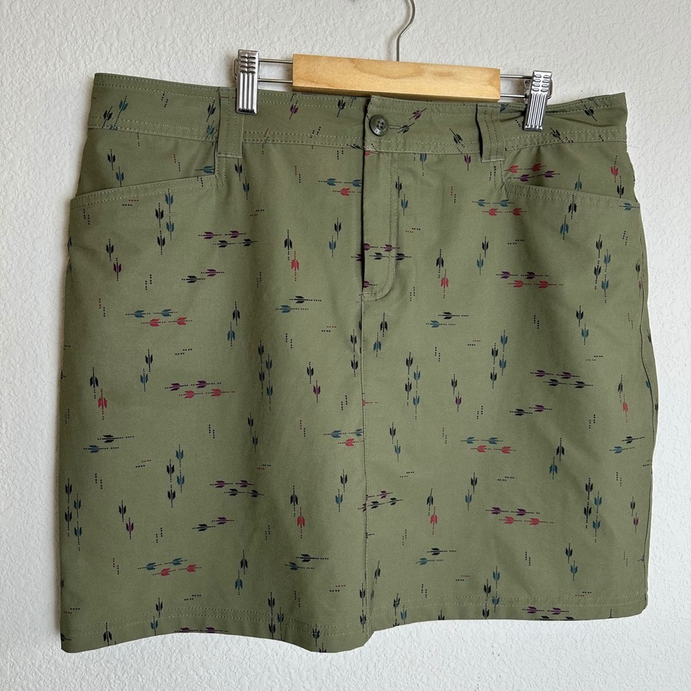 Eddie Bauer Adventurer 2.0 Skort Womens 12 Olive Green Arrow Print Hiking Active
